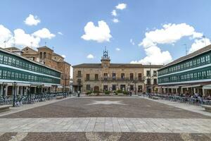 almagro, ciudad verklig, Spanien, 6.8.2023. torg borgmästare är ett symbolisk plats den där skördetröskor historia, konst och dagligen liv, passande en möte punkt för invånare och turister. foto