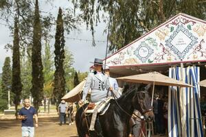 huelva, andalusien, Spanien. 10/15/2023, de häst rättvis i huelva, också känd som de höst rättvis, är en vibrerande andalusiska firande den där blandningar ryttare tradition med festlig energi i en färgrik. foto