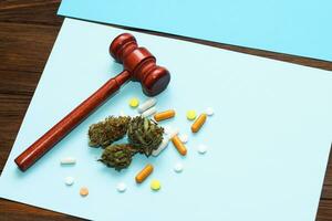 medicinsk marijuana, blomställningar av shinki ört växt med domarens klubban och piller foto