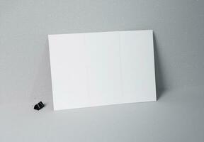vit trifold broschyr med papper textur och betong bakgrund, bra för mockups. foto