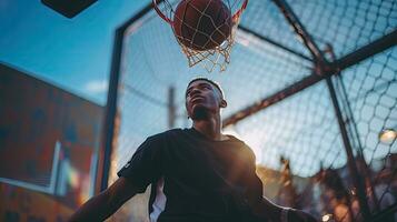 ung afrikansk amerikan man spelar basketboll på solnedgång. sport och aktiva livsstil begrepp. generativ ai foto