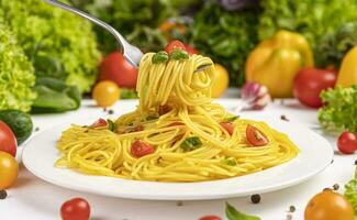 italiensk pasta på gaffel med tomater och basilika löv foto