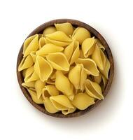 conchiglie rigat pasta i trä- skål isolerat på vit bakgrund, topp se foto