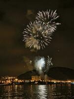 färgrik fyrverkeri i de natt himmel på de havet av alicante Spanien foto