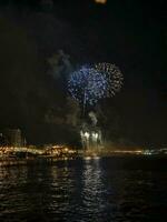 färgrik fyrverkeri i de natt himmel på de havet av alicante Spanien foto