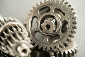 redskap och kuggar hjul, klocka mekanism, mässing metall motor industriell. foto