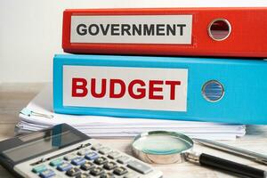 regering, budget. binder data finans rapport verksamhet med graf analys på kontoret. foto