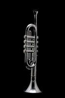 en silver- trumpet på en svart bakgrund foto