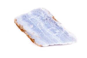 makro mineral blå agat i de sten på vit bakgrund foto