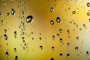 skön flerfärgad vatten droppar på en glas foto