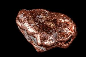 makro mineral sten av en koppar guldklimp på en mikroklin på en svart bakgrund foto