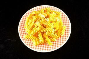 en tallrik med pasta foto
