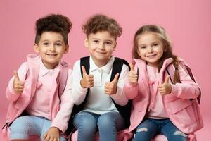 en bild av porträtt av en grupp av Lycklig leende barn som visar tummen upp isolerat över rosa bakgrund generativ ai foto