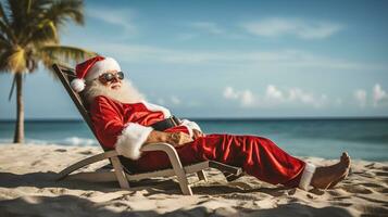 santa claus avkopplande på tropisk strand. han är liggande på en solstol, smuttar en cocktail, och njuter de solsken. perfekt för skapande jul kort, affischer, eller Övrig Semester. generativ ai foto