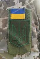 närbild textur pixel kamouflage militär enhetlig av de väpnad krafter, sparre treudd och flagga av ukraina foto