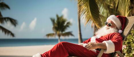 santa claus avkopplande på tropisk strand. han är liggande på en solstol, smuttar en cocktail, och njuter de solsken. perfekt för skapande jul kort, affischer, eller Övrig Semester. generativ ai foto