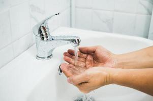 närbild manliga händer tvätta händer med tvål.