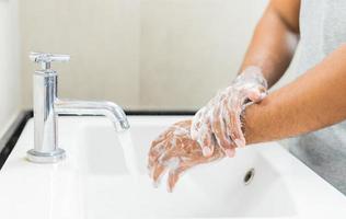 man tvättar händer med tvål. foto