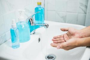närbild manliga händer tvätta händer med tvål.