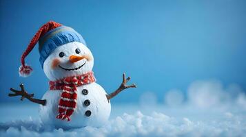 en Lycklig glad snögubbe på en blå vinter- bakgrund.generativ ai. foto
