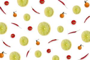 råvara med citronskiva, chili, tomat på vit bakgrund. foto