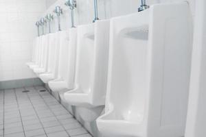 offentlig toalett och badrumsinredning med handfat och toalettrum. foto