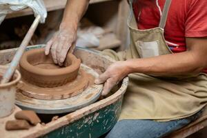 crafting en keramisk skål foto
