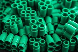 plaststenar av grön färg och detaljer om leksaker. grön bakgrund foto