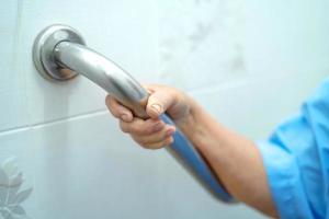 asiatisk senior kvinna patient använder toalett badrum handtag säkerhet foto