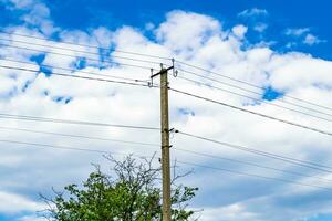 makt elektrisk stolpe med linjetråd på färgad bakgrund på nära håll foto