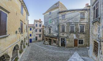 bild från de stad av groznjan med idyllisk kullerstensbelagda gator och byggnader tillverkad av naturlig sten foto