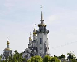 kristen kyrkkors i högt torn för bön