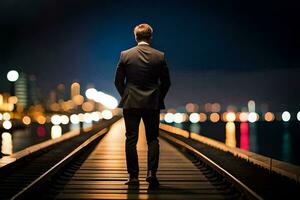 en man i en kostym står på en tåg Spår på natt. ai-genererad foto
