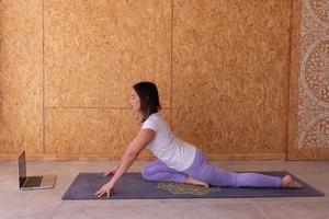 kvinna utövar yoga i studion foto