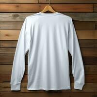 en se från tillbaka lyxig enkel vit oversize t-shirt attrapp med en galge hängande på en trä- bakgrund, ai generativ foto