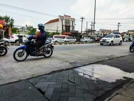 karanganyar, indonesien - april 24, 2023. mudik eller pulang kampung trafik trängsel de traditioner av indonesiska muslims komma till deras hemstäder från stor städer till fira eid eller Lebaran foto