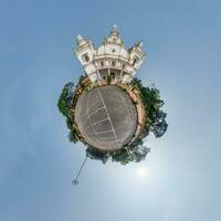 portugal katolik kyrka i djungel bland handflatan träd i indisk tropisk by på liten planet i blå himmel, omvandling av sfärisk 360 panorama. sfärisk abstrakt se med krökning av Plats. foto