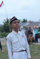 gorontalo, indonesien - augusti 17, 2023 - de indonesiska flagga sänkning ceremoni bevittnade förbi bybor. indonesien oberoende dag foto