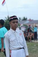 gorontalo, indonesien - augusti 17, 2023 - de indonesiska flagga sänkning ceremoni bevittnade förbi bybor. indonesien oberoende dag foto