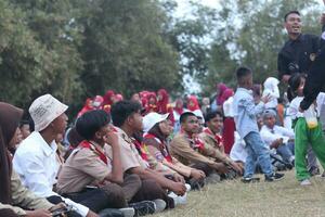 gorontalo, indonesien - augusti 17, 2023 - spana medlemmar assisterad i de organisation av de flagga sänkning ceremoni under de 78: e oberoende dag av Indonesien. anggota pramuka foto