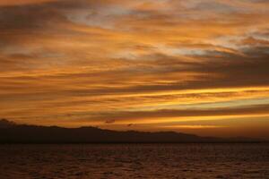 skön gyllene solnedgång på de sjö foto