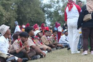 gorontalo, indonesien - augusti 17, 2023 - spana medlemmar assisterad i de organisation av de flagga sänkning ceremoni under de 78: e oberoende dag av Indonesien. anggota pramuka foto