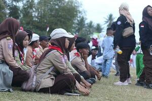 gorontalo, indonesien - augusti 17, 2023 - spana medlemmar assisterad i de organisation av de flagga sänkning ceremoni under de 78: e oberoende dag av Indonesien. anggota pramuka foto