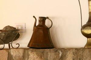 gammal och antik objekt är såld på en loppa marknadsföra i israel. foto