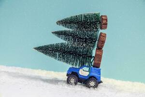 jul träd på leksak bil kör över snö foto