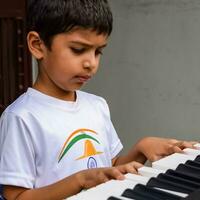 asiatisk pojke spelar de synthesizer eller piano. söt liten unge inlärning på vilket sätt till spela piano. barnets händer på de tangentbord inomhus. foto