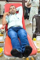 delhi, Indien, juni 19 2023 - blod givare på blod donation läger hölls på balaji tempel, vivek vihar, delhi, Indien, bild för värld blod givare dag på juni 14 varje år, blod donation läger på tempel foto