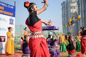 ny delhi, Indien - juli 01 2023 - bharathanatyam indisk klassisk odissi dansare utför på skede. skön indisk flicka dansare i de hållning av indisk dansa. indisk klassisk dansa bharatanatyam foto