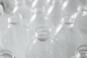 tomma flaskor för återvinning, kampanj för att minska plast och rädda världen. foto