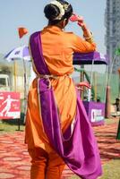 ny delhi, Indien - juli 01 2023 - bharathanatyam indisk klassisk odissi dansare utför på skede. skön indisk flicka dansare i de hållning av indisk dansa. indisk klassisk dansa bharatanatyam foto